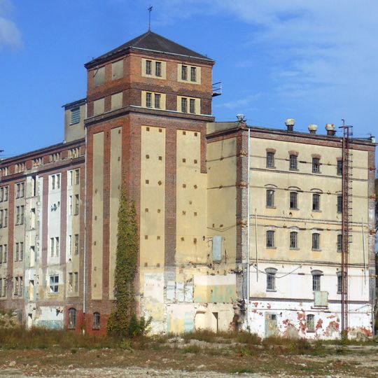 Młyn pszenny z magazynami mąki i otrąb