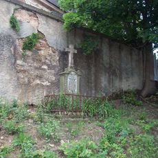 Kříž u kostela v Lukové