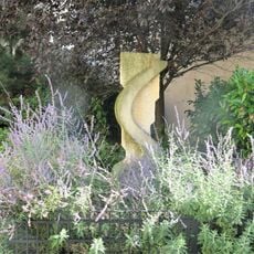 Kamenná plastika u domu 22 v ulici Jiřího Mahena v Čáslavi