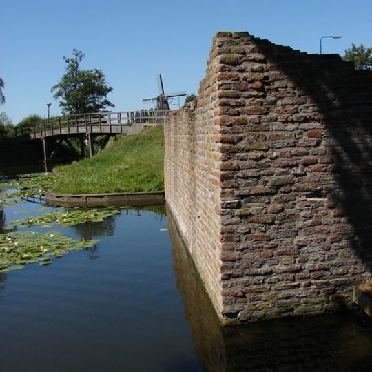 Overblijfselen van de versterkingen, wallen en grachten