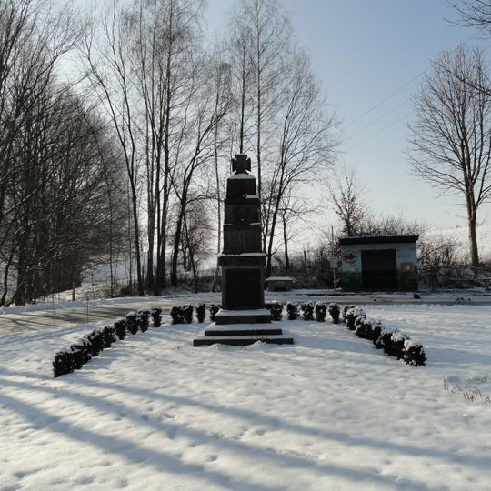Kriegerdenkmal für die Gefallenen des Ersten Weltkrieges, umgeben von kleiner Grünanlage Seestraße
