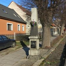 Pomník samostatnosti Československa v Revoluční ulici ve Zlonicích
