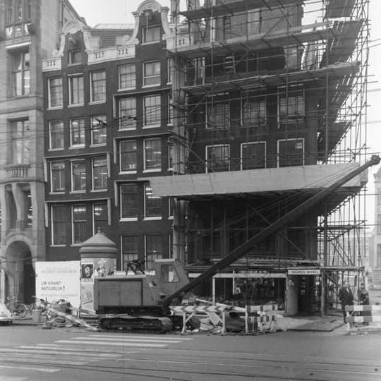 Pand met gevel met bekroning in de vorm van een klokvormig topje tussen twee balustrades