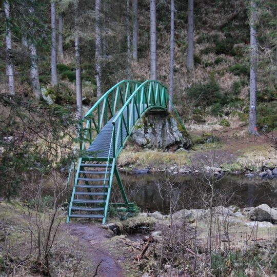 Lávka přes Blanici pod zříceninou hradu Hus