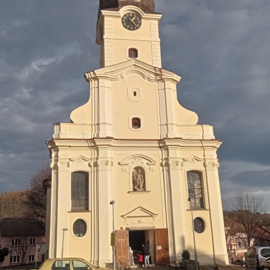Socha svatého Václava nad hlavním vchodem do kostela v Radnici