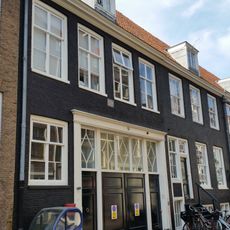 Pand met het'noortse-bos-type'(plm 1670, verbouwd tot vierraamshuis met inrijdeuren)