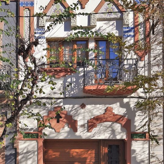 House in Passeig de la Pau, 3