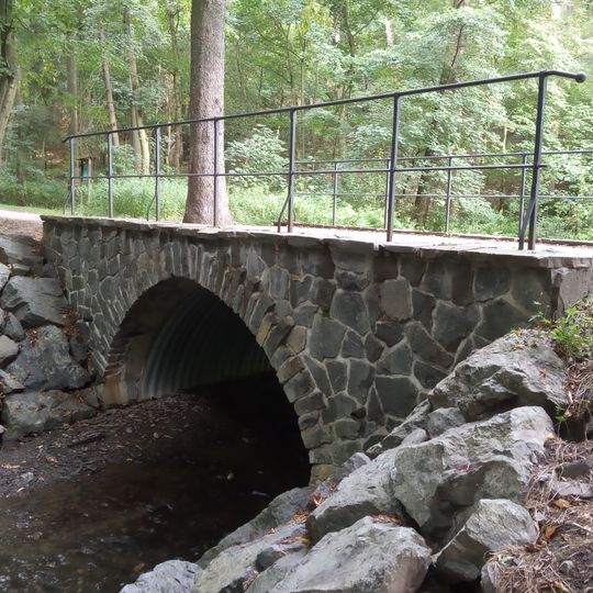 Most přes Kunratický potok severovýchodně od zookoutku v Kunratickém lese