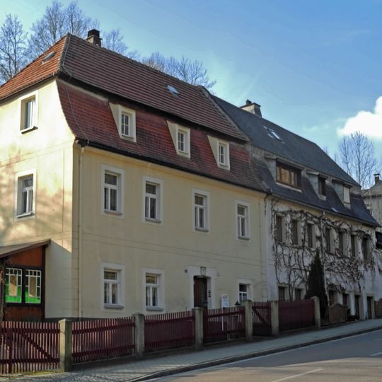 Wohnhaus in halboffener Bebauung, Türstock mit Schlussstein Luchauer Straße 14