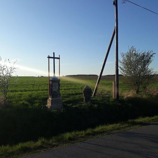 Kříž severně od Všerub u smírčího kříže