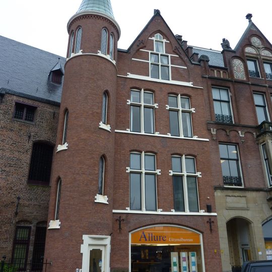 Voormalig woonhuis in neo-gotische stijl