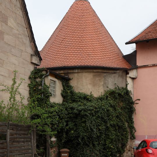 Dazu Rundturm der ehemaligen Stadtmauer