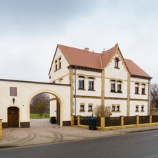 Wohnhaus und seitliche Toranlage (Torbogen und Pforte) Eichaer Straße 16