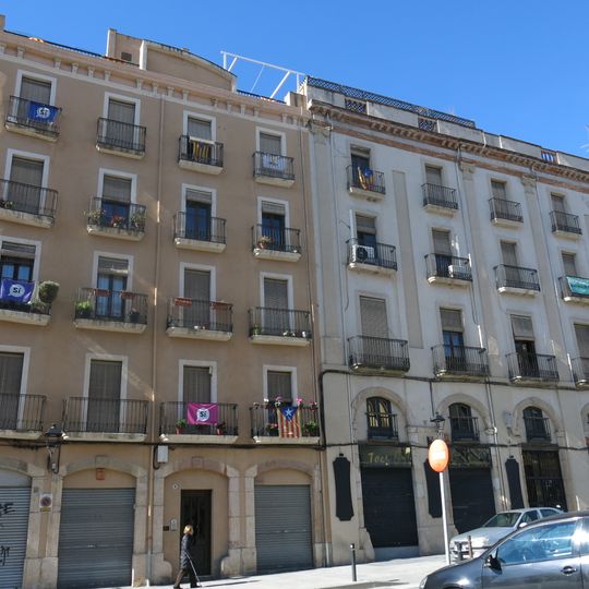 Edificis a la plaça del Portal Nou