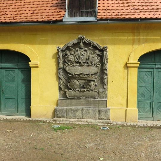 Barokní reliéf na stáji zámku v Jílovém