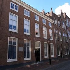 Twee gelijke huizen met kroonlijst