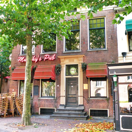 Huis met gevel met rechte kroonlijst en voordeur met pilasteromlijsting