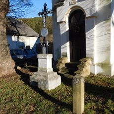 Kříž u kaple v Bojově