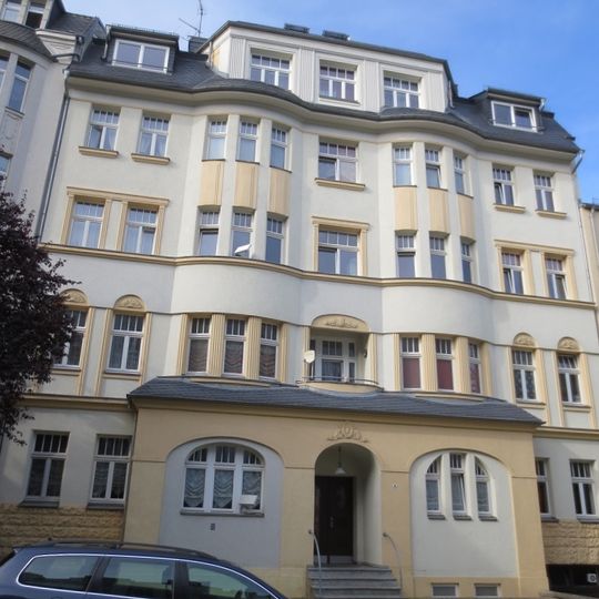 Mietshaus in geschlossener Bebauung mit Vorgarten Altendorfer Straße 8