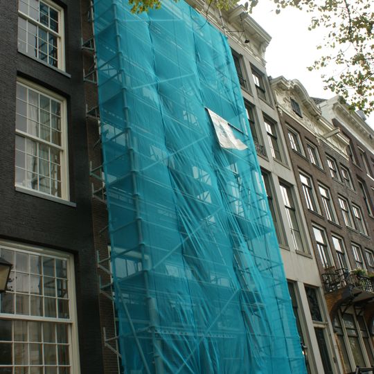 Pand met gevel onder rechte lijst met consoles