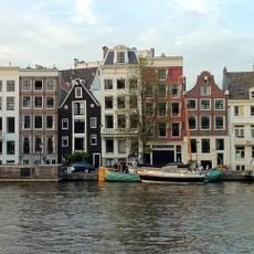 Pand met klokgevel onder rollagen