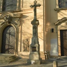 Kříž u kostela na Masarykově náměstí v Uherském Brodu