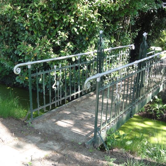 Boerderijcomplex: bruggetje met smeedijzeren borstwering en draaihek