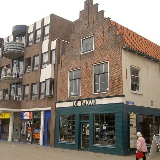 Huis met gepleisterde trapgevel