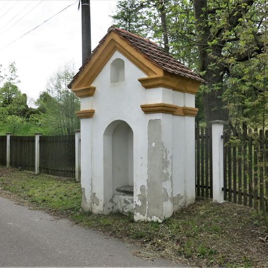 Kaplička naproti domu 69 ve Velenicích