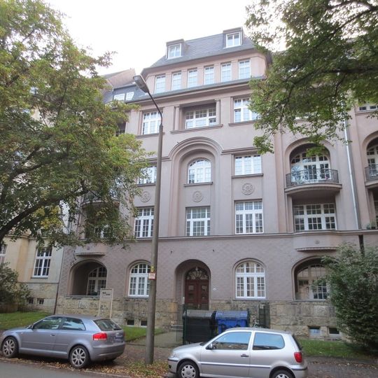Mietshaus in geschlossener Bebauung mit Vorgarten Barbarossastraße 83