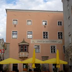 Wohn- und Geschäftshaus, ehem. Gasthaus Stach, Zu den drei Lilien