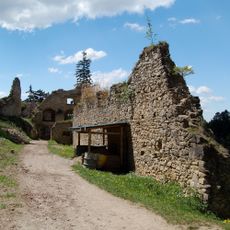 Hrad Lietava, nádvorie hradné III.