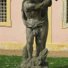 Socha Herkula s kyjem a saní u zámku v Krásném Dvoře