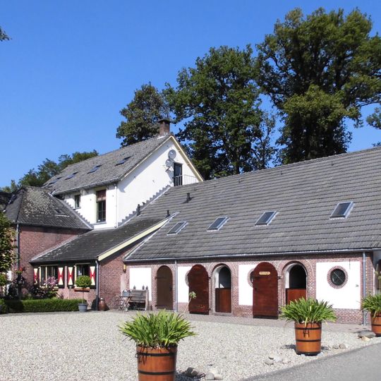 Huis Maarsbergen: koetshuis met stallen