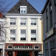 Pand met gepleisterde pilastergevel van de Dorische orde