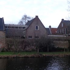 In het pand of op de grens van het erf bevindende stadsmuur(resten)