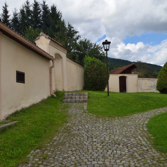 Ehem. Friedhof mit Ummauerung, integrierten 4 Figuren und Initienkapellen