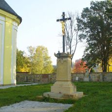 Kříž u kostela v Markvarticích