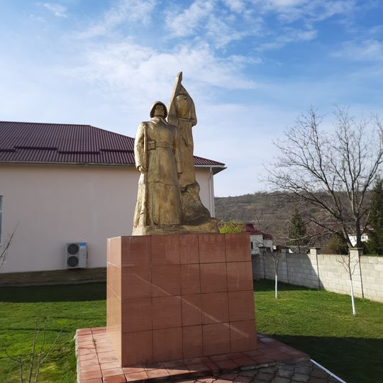Monument la mormântul comun al ostașilor căzuți în 1944