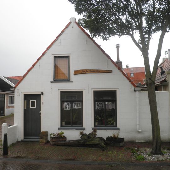 Pandje onder zadeldak tegen gepleisterde puntgevel