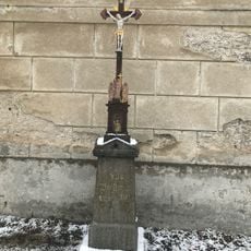 Kříž u kostela sv. Jana Křtitele v Polubném