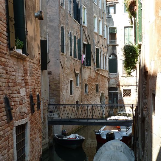 Private bridge of Calle de le Vele