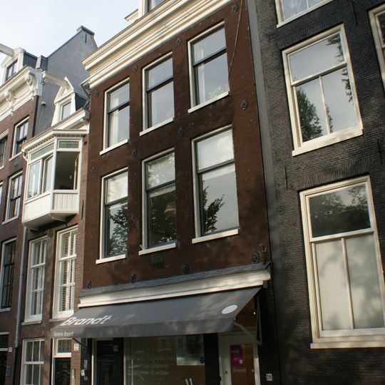 Pand met gevel onder lijst en dak