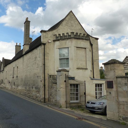 Gatepiers and walls to Cotswold House