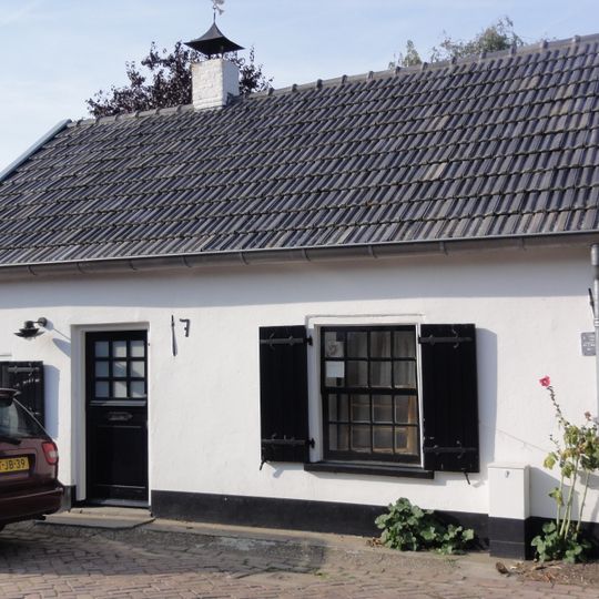 Gepleisterd huisje bestaande uit begane-grond met pannen zadeldak