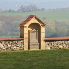 Výklenková kaplička v ohradní zdi kostela v Bořislavi
