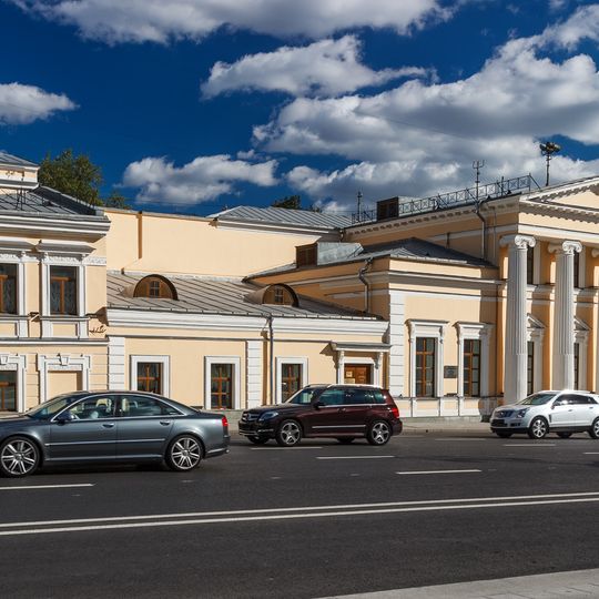 Главный дом с флигелями и службами