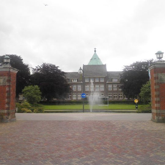 Voorterrein bestaande uit tuinaanleg en toegangshek