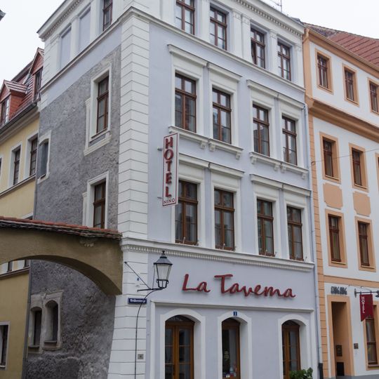 Wohnhaus in geschlossener Bebauung, mit Läden mit originalen Fronten, Eckhaus Brüderstraße 1