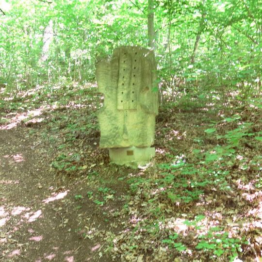 Kamenná plastika Hudba na zaniklé křížové cestě na Vintířovský vrch